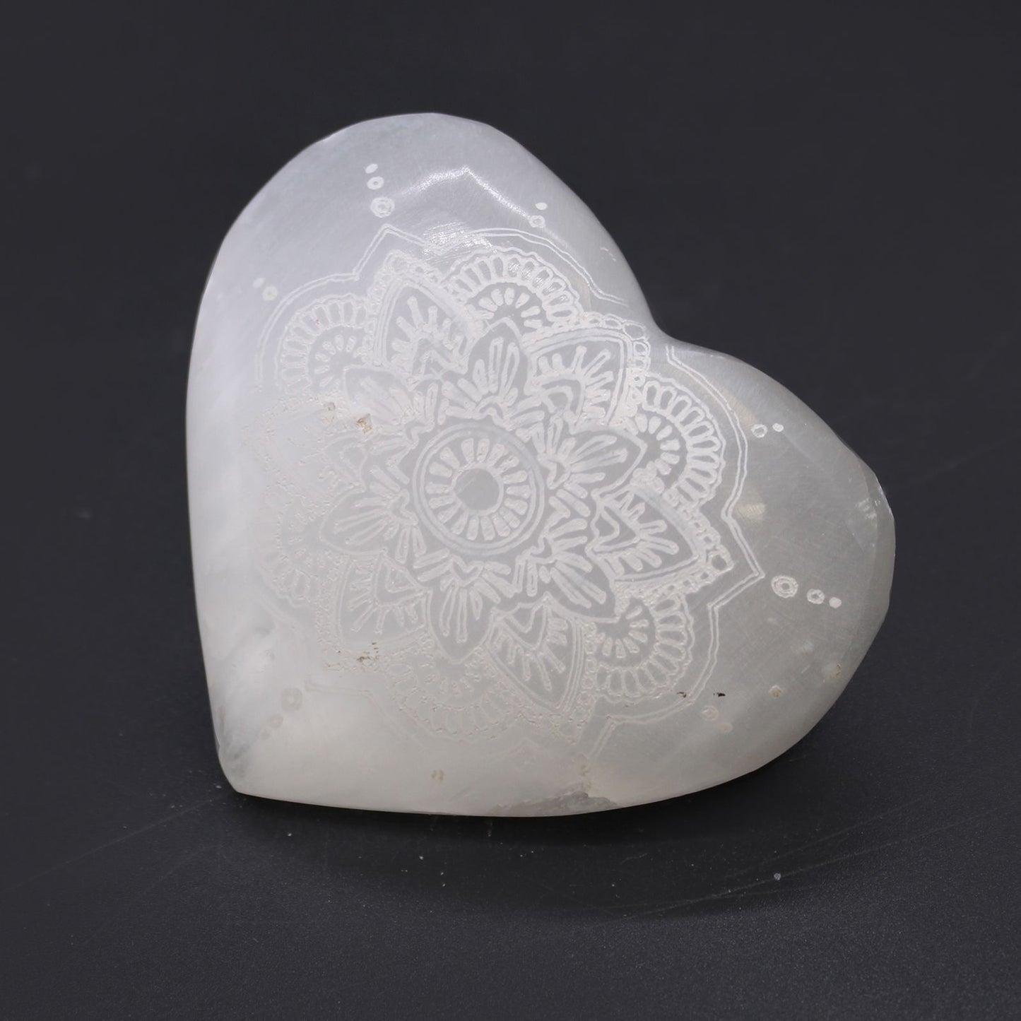 Corazón de selenita - 7-8cm - Mandala Grabada