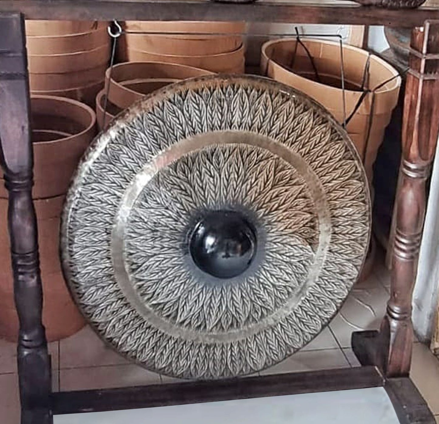 Gong de meditación grande sobre soporte marrón antiguo - 80cm - Negro - Estándar